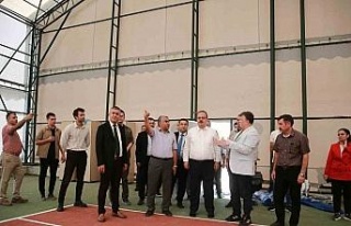 Vali Canbolat yapımı süren spor tesislerinde incelemelerde...