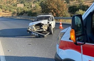 Bariyerlere çarpan otomobilin sürücüsü yaralandı