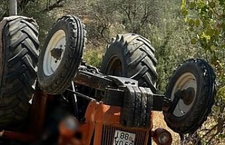 Devrilen traktörün altında kalan yaşlı adam hayatını...