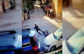 Motosikletten fırlayan genç metrelerce savruldu