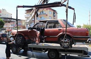 Otomobilde sıkışan sürücüyü itfaiye kurtardı