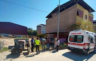 Traktör römorkundan düşen bir kişi yaralandı