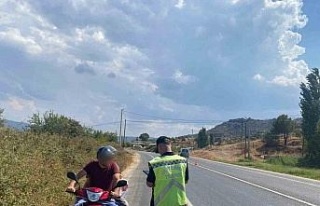 Bisiklet ve yaya yolunu kullanan motosiklet sürücüleri...