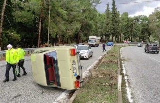 Kuşadası’Nda Otomobil Takla Attı, Bir Kişi Yaralandı...