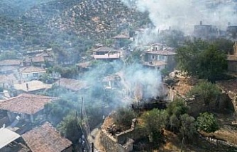 Bozdoğan’da 11’i metruk 13 ev yanarak küle döndü