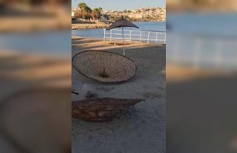 Kuşadası’nda halk plajlarındaki şemsiyeler tahrip edildi