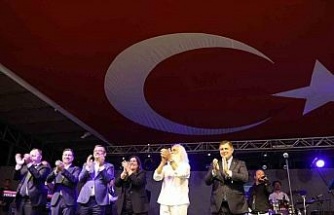 CHP Lideri Özgür Özel, Aydın’da Suavi konserine katıldı