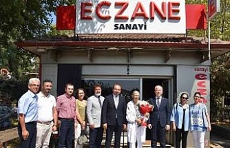 İl Sağlık Müdürü Şenkul, mesleğinde 50 yılını dolduran eczacıyı onurlandırdı