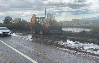 Söke Belediyesi yağış sonrası kapanan karayolunu temizleyerek trafiğe açtı