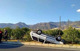 Takla atarak ters dönen otomobilden burunları kanamadan çıktılar