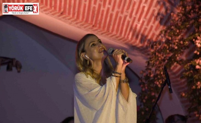 Katar’ın ilk kadın sanatçısı Türkiye’deki ilk konserini Kuşadası’nda verdi